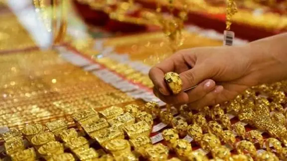 বিশাল স্বর্ণের গয়না ও বার সজ্জিত দোকানে দেখানো হচ্ছে. Channel i News - চ্যানেল আই নিউজ