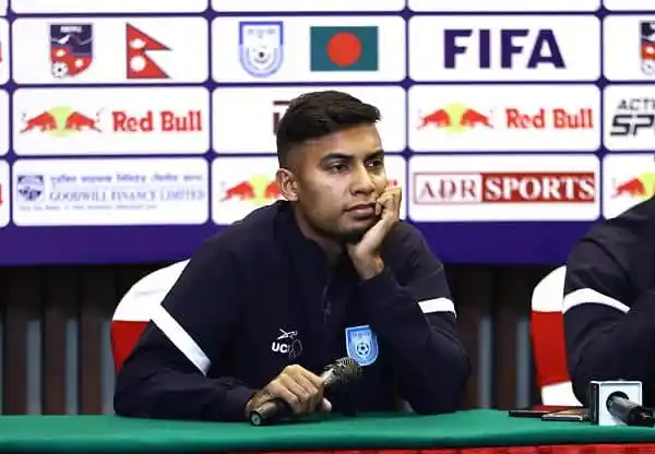 বাংলাদেশ ফুটবল দলের খেলোয়াড় সংবাদ সম্মেলনে বসে আছেন. Channel i News - চ্যানেল আই নিউজ