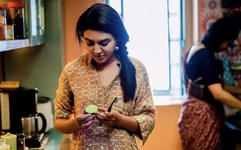 চ্যানেল আই অনলাইন এর ছবি যেখানে একজন নারী কিচেনে বসে আছেন. Channel i News - চ্যানেল আই নিউজ