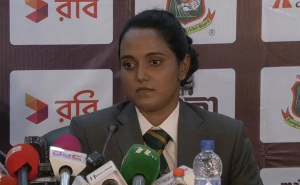 বাংলাদেশি নারী ক্রিকেটার জ্যোতি সংবাদ সম্মেলনে বক্তব্য দিচ্ছেন. Channel i News - চ্যানেল আই নিউজ