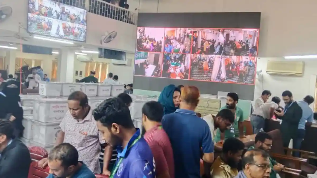 জাকসুতে ফলাফল ঘোষণা কেন্দ্রের ব্যস্ততা, ভোটার ও কর্মকর্তাদের উপস্থিতি. Channel i News - চ্যানেল আই নিউজ