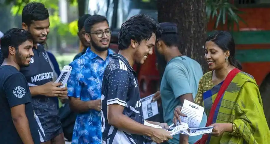 ছাত্রলীগের সদস্যরা ফল প্রকাশের সময় হাসি-খুশি. Channel i News - চ্যানেল আই নিউজ
