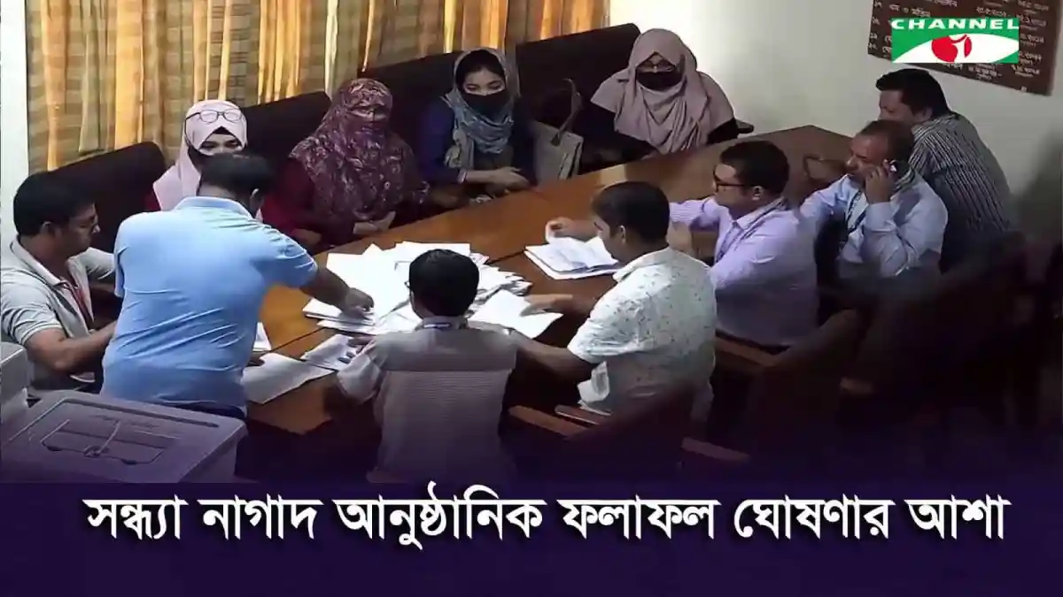 জাকসু নির্বাচনের জন্য ভোট গণনা চলছে, কর্মকর্তারা কাজ করছেন. Channel i News - চ্যানেল আই নিউজ