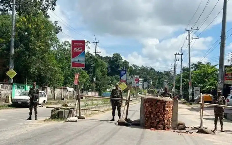 খাগড়াছড়িতে সড়ক বন্ধ করে নিরাপত্তা ব্যবস্থা নেওয়া হয়েছে।. Channel i News - চ্যানেল আই নিউজ