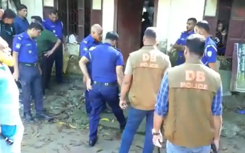 লক্ষ্মীপুরে নারী হত্যার ঘটনাস্থলে পুলিশ ও তদন্তকারীরা. Channel i News - চ্যানেল আই নিউজ