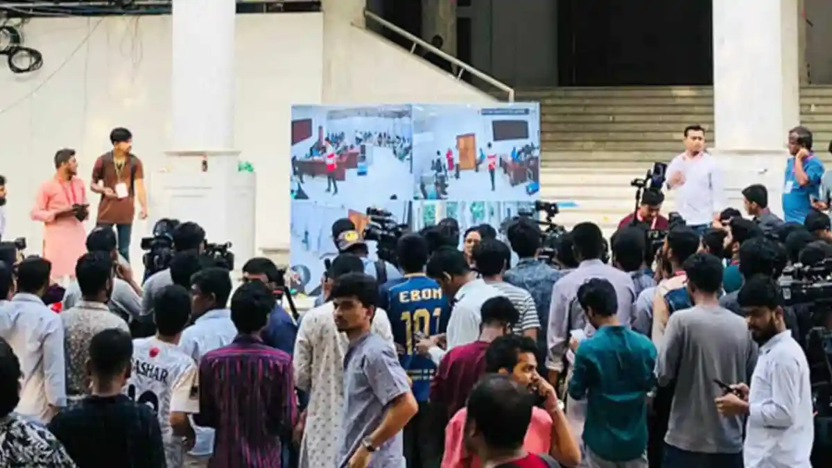 বিশ্ববিদ্যালয় ক্যাম্পাসে ছাত্র-ছাত্রী ও দর্শকদের সমাগম, এলইডি স্ক্রিনে খবর দেখছেন সবাই. Channel i News - চ্যানেল আই নিউজ
