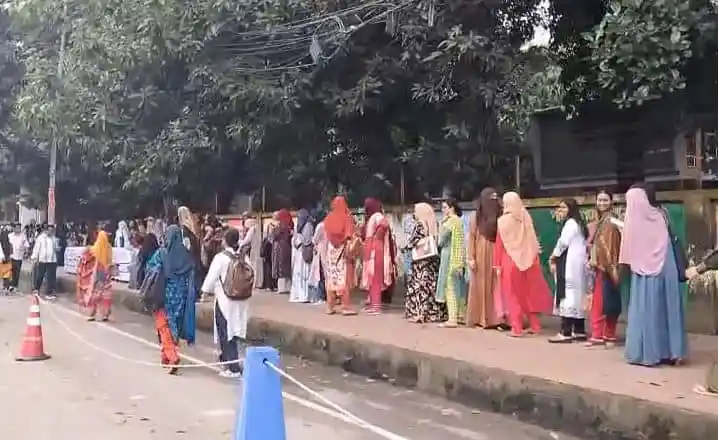 নিরাপত্তা জোরদার করে শিক্ষার্থীদের লম্বা লাইনে দাঁড়ানো. Channel i News - চ্যানেল আই নিউজ