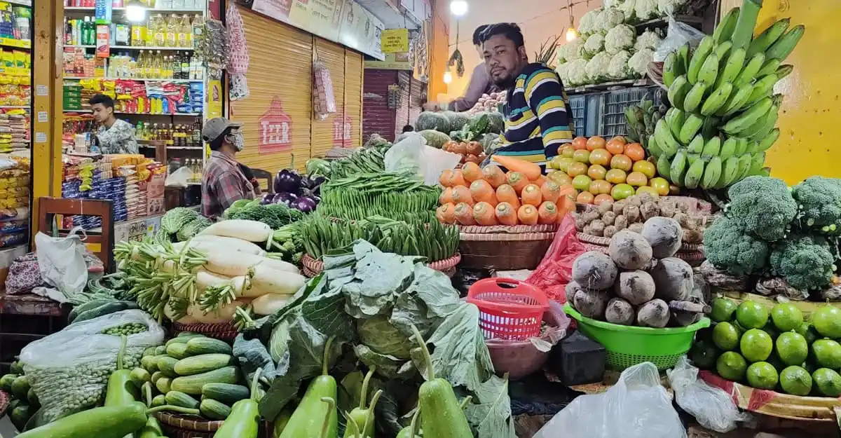 বাজারে সবজি ও ফলমূল বিক্রেতাদের সঙ্গে ক্রেতাদের ভিড়. Channel i News - চ্যানেল আই নিউজ