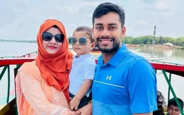 একটি পরিবারের নদীর পাড়ে হাসিমুখে ছবি তোলা. Channel i News - চ্যানেল আই নিউজ