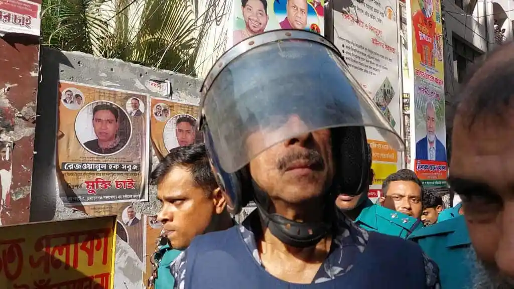 বিক্ষোভকারীর মুখে হেলমেট ও সানগ্লাস, জনসমাগমে উপস্থিত. Channel i News - চ্যানেল আই নিউজ