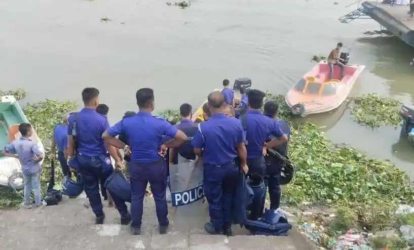 নরসিংদীতে পুলিশ ও জনতার সংঘর্ষের দৃশ্য, জলাশয়ে পুলিশ ও জনতা উপস্থিত. Channel i News - চ্যানেল আই নিউজ