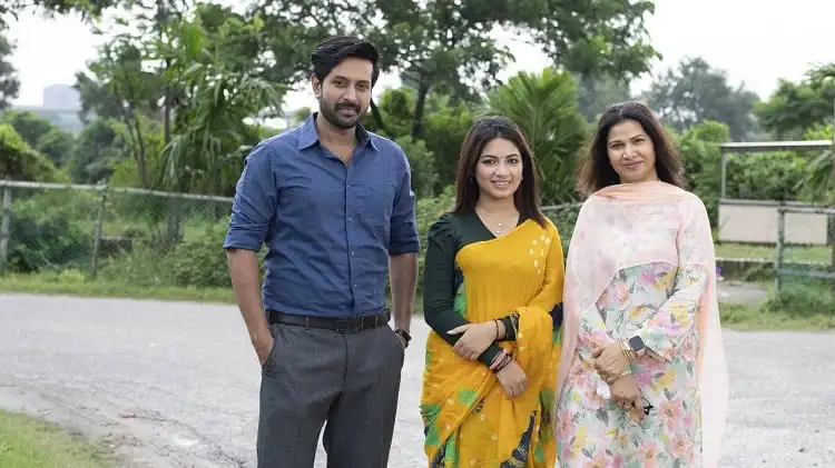তিনজন মানুষ একটি খোলা মাঠে দাঁড়িয়ে হাসিমুখে ছবি তুলছেন. Channel i News - চ্যানেল আই নিউজ