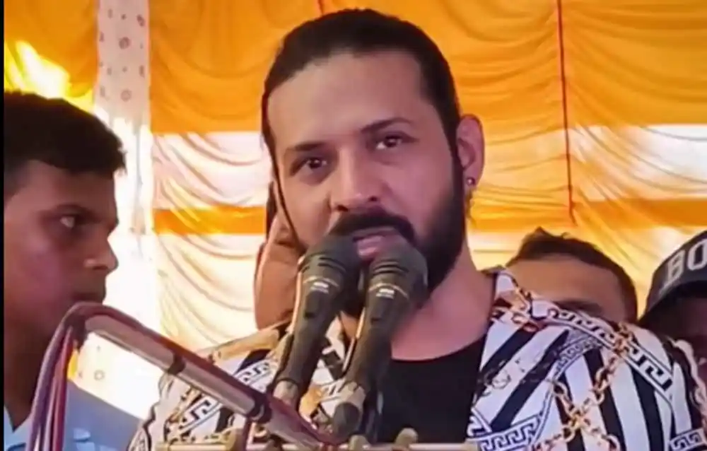 নিরবের ছবি, তিনি বক্তৃতা দিচ্ছেন, ব্যাকগ্রাউন্ডে বাংলার পতাকা. Channel i News - চ্যানেল আই নিউজ