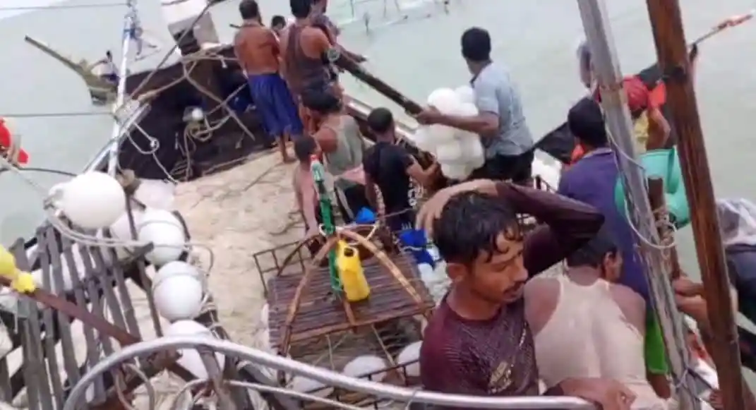 জেলেদের জলদস্যু হামলার সময় উদ্ধার কার্যক্রম চলমান. Channel i News - চ্যানেল আই নিউজ