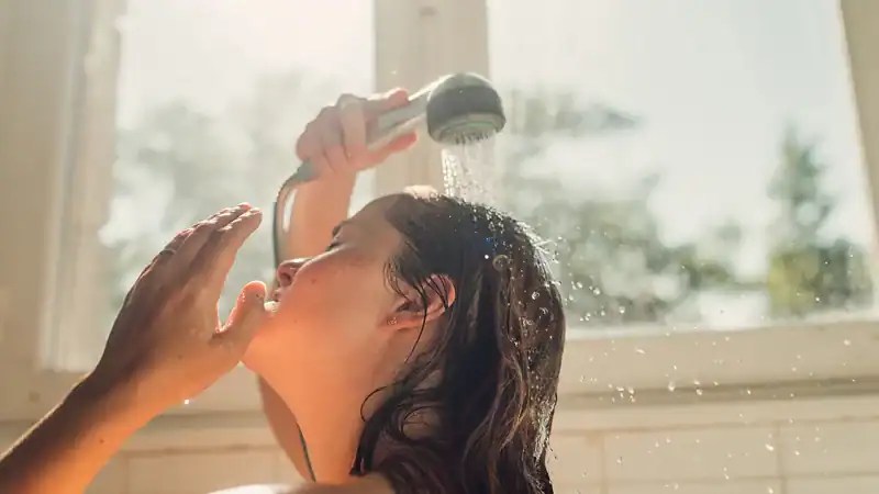 প্রাকৃতিক আলোতে একজন নারী শাওয়ারে গোসল করছেন. Channel i News - চ্যানেল আই নিউজ