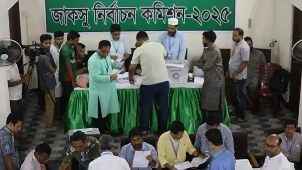ভোট গণনা চলাকালে ভোটার ও কর্মকর্তাদের দৃশ্য. Channel i News - চ্যানেল আই নিউজ