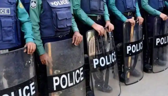 বাংলাদেশ পুলিশ সদস্যরা র্যাম্পে দাঁড়িয়ে শারীরিক প্রস্তুতি নিচ্ছেন. Channel i News - চ্যানেল আই নিউজ