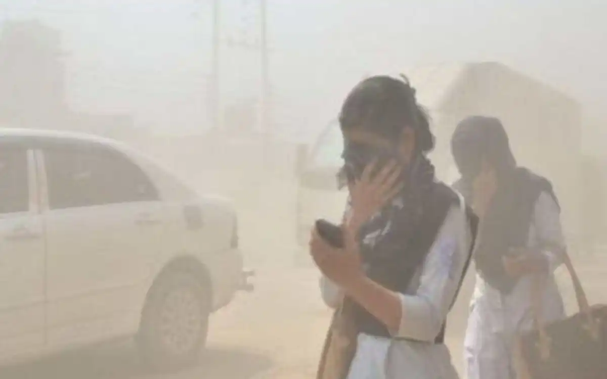ধুলাবালি ও ধোঁয়ার কারণে ঢাকা শহরে দূষিত বাতাসের ছবি. Channel i News - চ্যানেল আই নিউজ