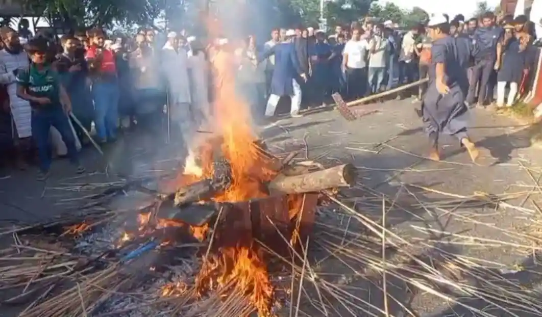 মাজারের কবর থেকে মরদেহ তুলে আগুনের ঘটনা, সংঘর্ষে নিহত ১. Channel i News - চ্যানেল আই নিউজ
