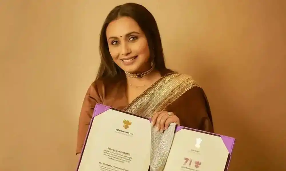 অভিনেত্রী একটি পুরস্কার ও সম্মাননা পত্র গ্রহণ করছেন. Channel i News - চ্যানেল আই নিউজ