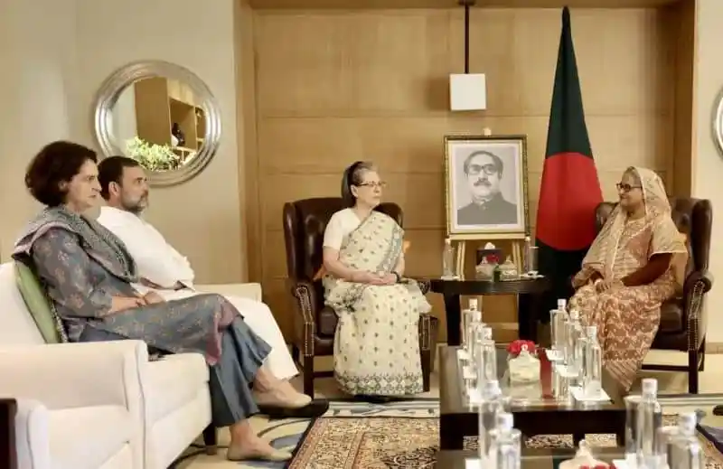 রাষ্ট্রপতি ও প্রধানমন্ত্রী বৈঠক করছেন, বাংলাদেশের পতাকা পাশে. Channel i News - চ্যানেল আই নিউজ