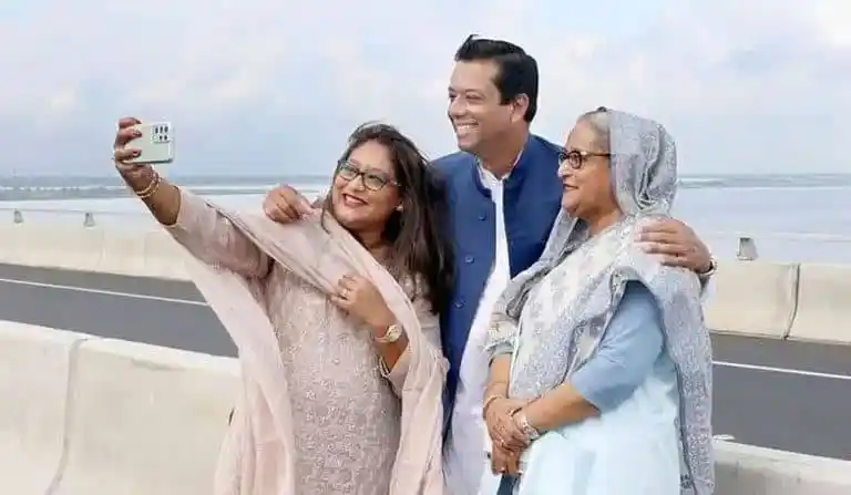 প্রবাসী বাংলাদেশীদের সঙ্গে নেতাদের হাসিমুখে ছবি. Channel i News - চ্যানেল আই নিউজ