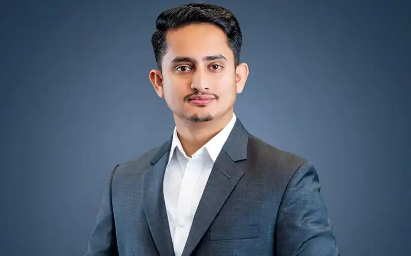 প্রফুল্ল ও আত্মবিশ্বাসী যুবক পেশাদার পোশাকে ছবি. Channel i News - চ্যানেল আই নিউজ
