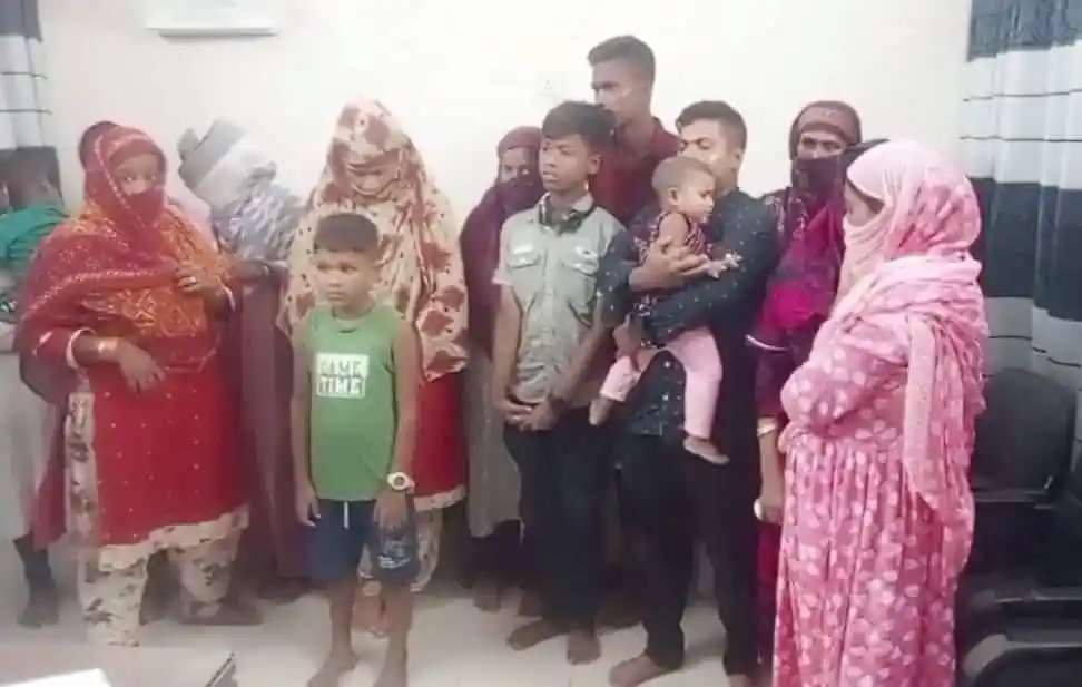 বাংলাদেশি পরিবাররা সীমান্তে বিএসএফের মাধ্যমে হস্তান্তর প্রক্রিয়ায় অংশগ্রহণ করছে।. Channel i News - চ্যানেল আই নিউজ