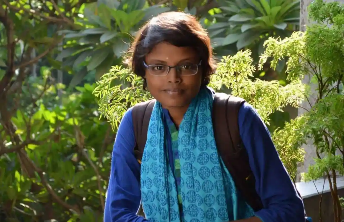 শ্বেতা শতাব্দীর ছবি, সবুজ প্রকৃতির মাঝে হাস্যোজ্জ্বল তরুণ কবি. Channel i News - চ্যানেল আই নিউজ