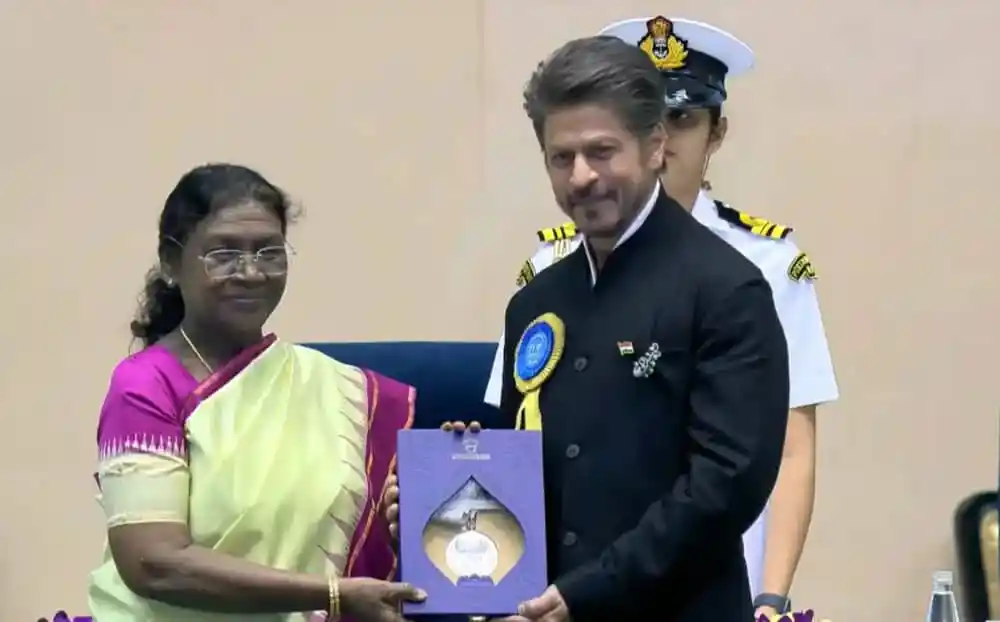 শাহরুখ খানকে সম্মাননা প্রদান করছেন একজন মহিলা কর্মকর্তা. Channel i News - চ্যানেল আই নিউজ