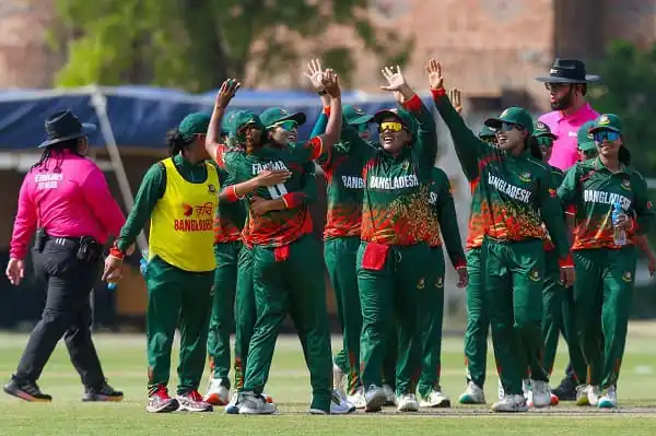 বাংলাদেশ নারী ক্রিকেট দল বিশ্বকাপে জয় উদযাপন করছে. Channel i News - চ্যানেল আই নিউজ