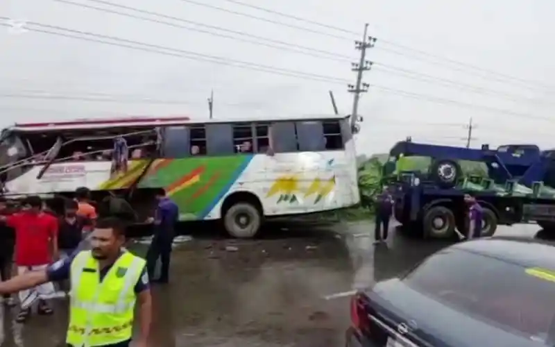 ভালুকায় দুই বাসের মুখোমুখি সংঘর্ষের ছবি, আহত ও নিহতের খবর. Channel i News - চ্যানেল আই নিউজ