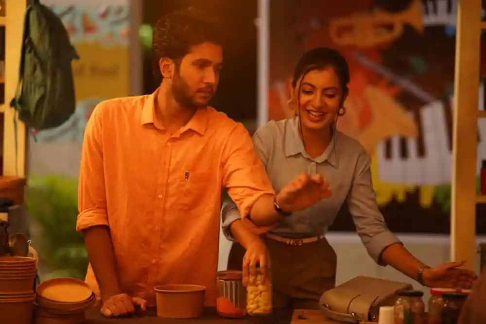 একজন যুবক ও যুবতী বিশ্ববিদ্যালয় জীবনের মজার মুহূর্তে একসঙ্গে থাকছেন. Channel i News - চ্যানেল আই নিউজ