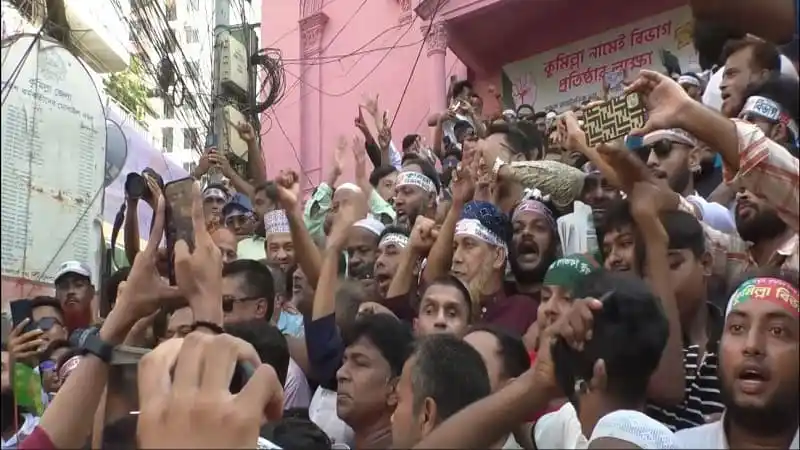 জনতা কুমিল্লা বিভাগ বাস্তবায়নের দাবিতে মহাসমাবেশে অংশগ্রহণ করছে. Channel i News - চ্যানেল আই নিউজ