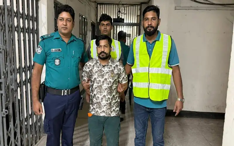 নাসিমসহ গ্রেপ্তারকৃত ব্যক্তি ও পুলিশ সদস্যরা. Channel i News - চ্যানেল আই নিউজ