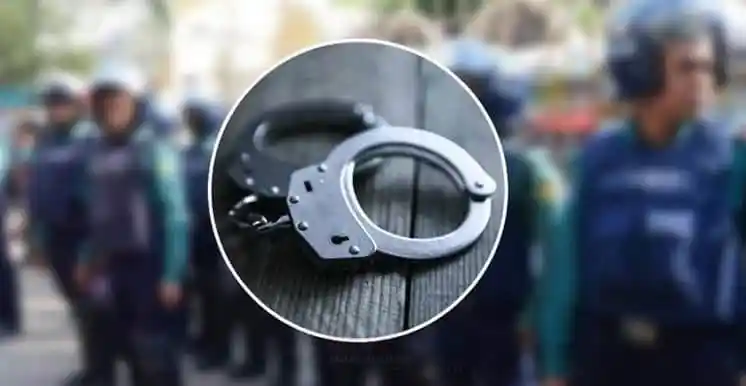 বন্দুকের হাতল ও গ্লাভসের ছবি, পুলিশি অভিযান চলাকালে ধারণা. Channel i News - চ্যানেল আই নিউজ