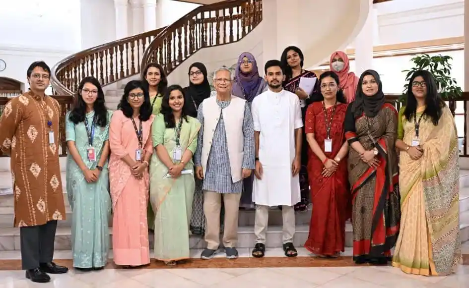 জাতীয় নীতি প্রতিযোগিতায় বিজয়ী শিক্ষার্থীদের সঙ্গে প্রধান উপদেষ্টা. Channel i News - চ্যানেল আই নিউজ