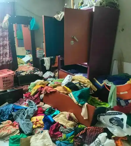 ঘরটি বিশৃঙ্খল, কাপড় ও জিনিসপত্র ছড়িয়ে ছিটিয়ে রয়েছে. Channel i News - চ্যানেল আই নিউজ