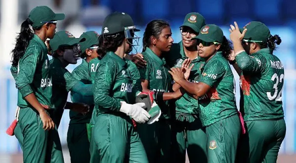 বাংলাদেশ নারী ক্রিকেট দলের খেলোয়াড়রা একত্রে আলোচনা করছে. Channel i News - চ্যানেল আই নিউজ