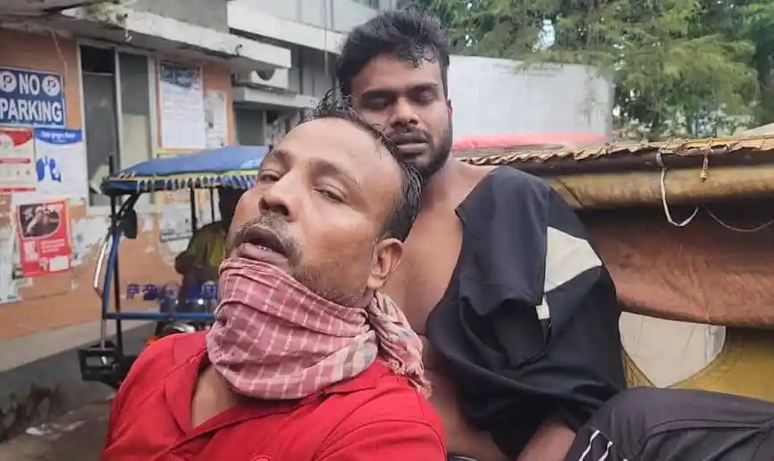 চরাঞ্চলে গুলিবিদ্ধ তিনজনের আহত অবস্থার ছবি. Channel i News - চ্যানেল আই নিউজ