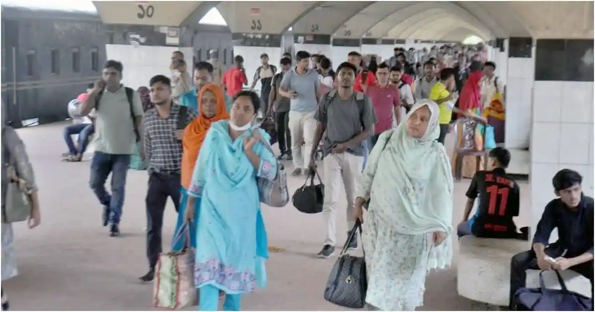 রাজধানীতে পুজার ছুটি শেষে জনসমাগম, মানুষ চলাচল করছে. Channel i News - চ্যানেল আই নিউজ