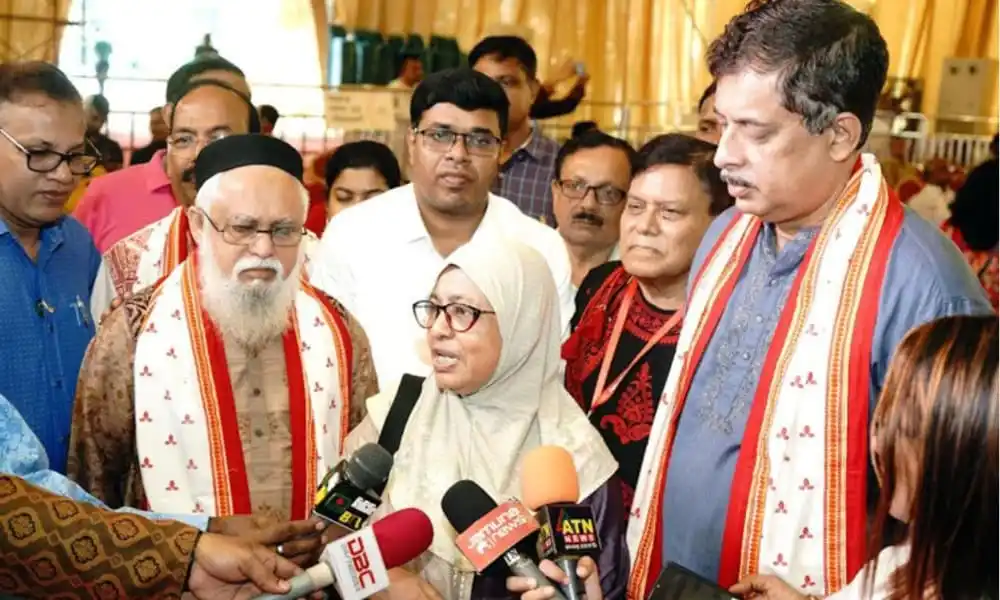 স্বাস্থ্য উপদেষ্টার সঙ্গে বিভিন্ন ব্যক্তি ও সাংবাদিকরা আলোচনা করছেন. Channel i News - চ্যানেল আই নিউজ
