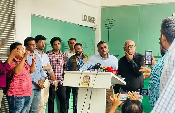আমিনুল ও অন্যরা সংবাদ সম্মেলনে বক্তব্য দিচ্ছেন, সাংবাদিকরা রেকর্ডিং করছেন. Channel i News - চ্যানেল আই নিউজ