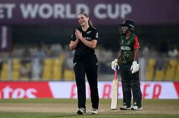 বাংলাদেশের ক্রিকেটার ও নিউজিল্যান্ডের ব্যাটসম্যান মাঠে খেলছেন. Channel i News - চ্যানেল আই নিউজ