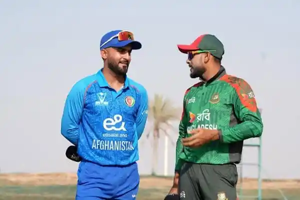 বাংলাদেশ ও আফগানিস্তান ক্রিকেট দলের খেলোয়াড়রা মাঠে আলোচনা করছে. Channel i News - চ্যানেল আই নিউজ