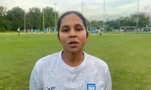 বাংলাদেশ নারী ফুটবল দলের খেলোয়াড় মাঠে প্রস্তুত. Channel i News - চ্যানেল আই নিউজ