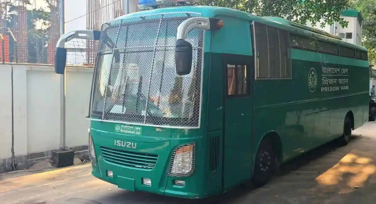 প্রিজন ভ্যান বাস যা বাংলাদেশের কারাগারে ব্যবহৃত হয়. Channel i News - চ্যানেল আই নিউজ