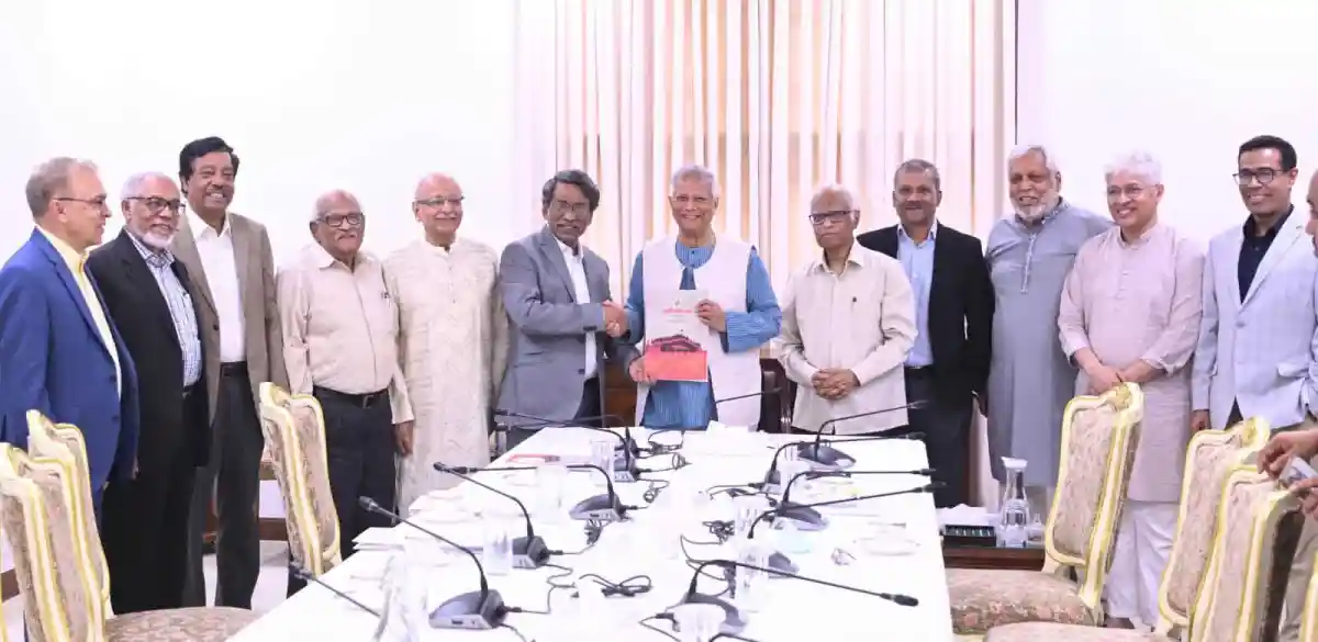 প্রধান উপদেষ্টার হাতে সনদ পেশ করছেন চুক্তি কমিশনের সদস্যরা. Channel i News - চ্যানেল আই নিউজ
