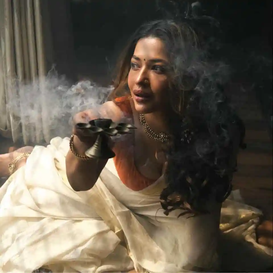 বাঁধন একটি ধোঁয়া উড়ন্ত ধূপের পাশে বসে আছেন. Channel i News - চ্যানেল আই নিউজ