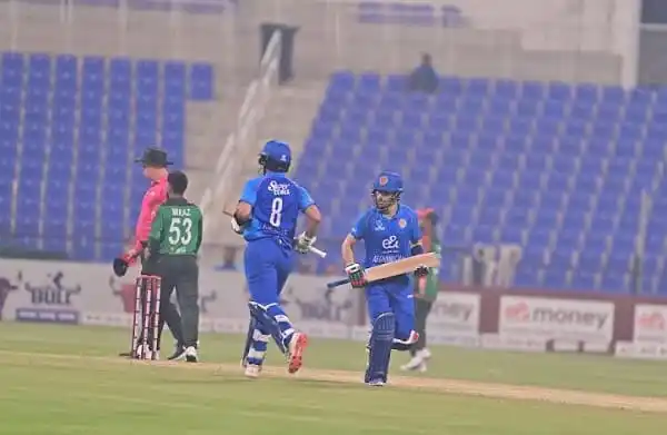 বাংলাদেশ ক্রিকেটাররা মাঠে ব্যাটিং করছে, ম্যাচের দৃশ্য. Channel i News - চ্যানেল আই নিউজ